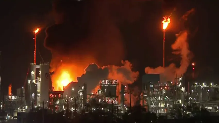 Incendio en planta petroquímica de Texas moviliza a cuerpos de emergencia; investigan causas