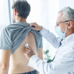 doctor examinando paciente